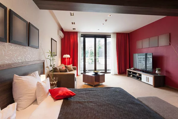 Pose de peinture décorative rouge dans une chambre parentale, Saint-Raphaël, JFA Rénovations